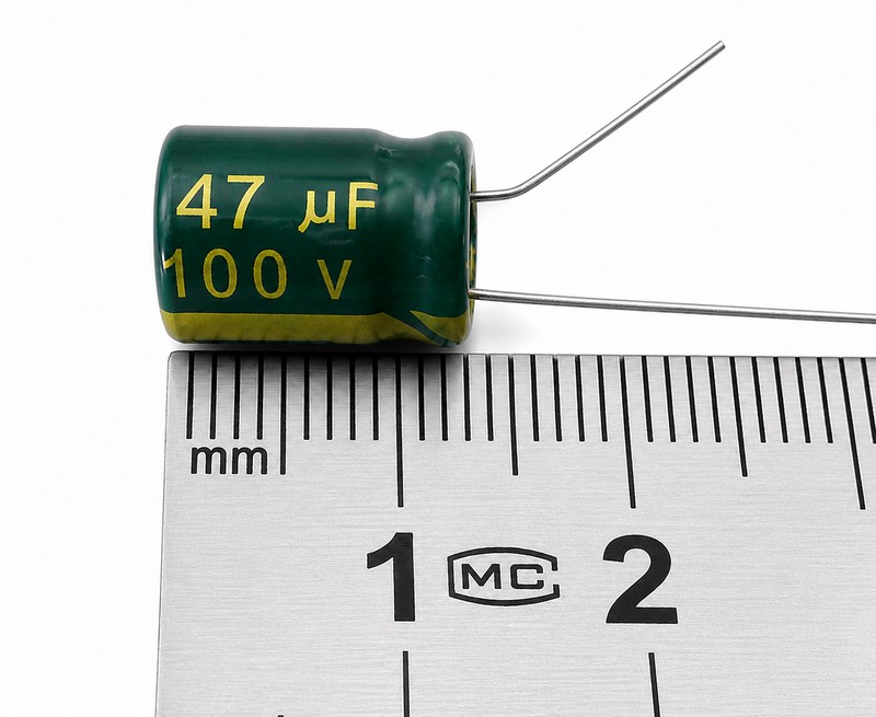 Конденсатор 44мкФ 100В электролитический, радиальный (44uF 100V)